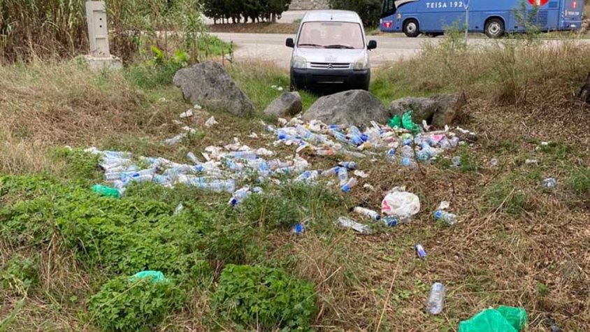 Deixalles generades per la prostitució de carretera a l'antiga captació d'aigües de la Jonquera