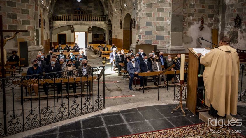 Missa a l'església parroquial de Santa Maria de la Jonquera per celebrar les Noces d'Or de diversos matrimonis