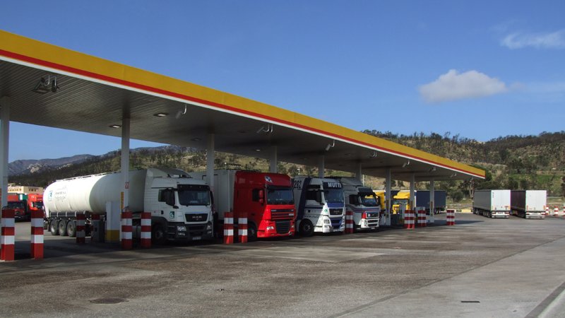 Camions repostant a l'àrea de servei Shell de la Jonquera