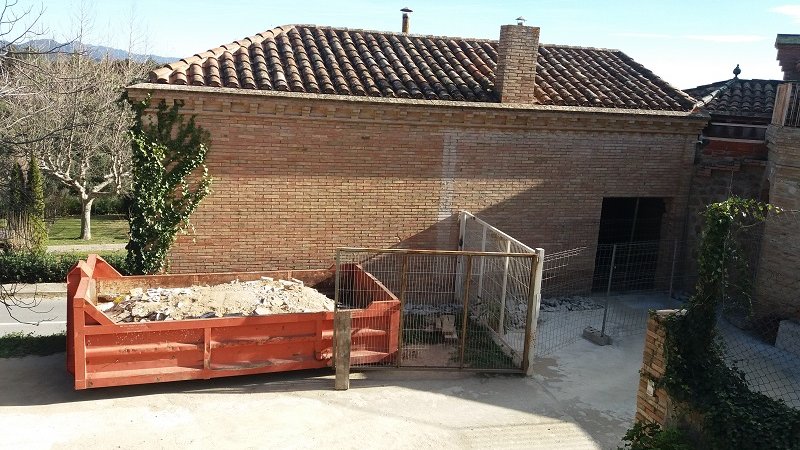 La nau lateral és l'única part de l'immoble desocupada