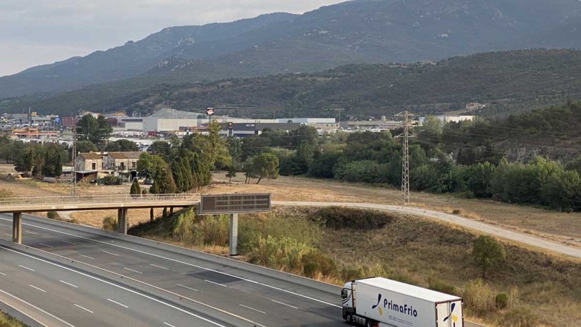 Un camió circula per l'AP7 en direcció nord. Imatge d'arxiu no vinculable al camió que s'esmenta a la notícia