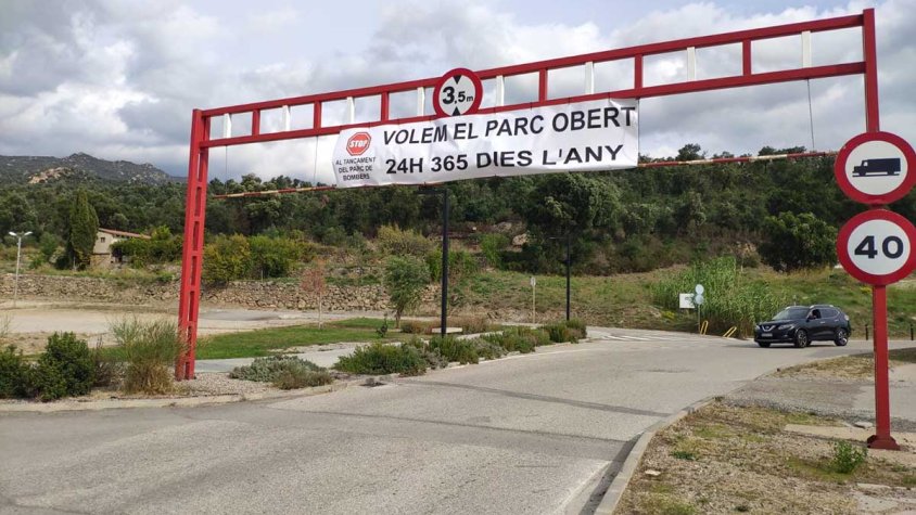 Pancarta per protestar contra la reconversió del Parc de Bombers de la Jonquera