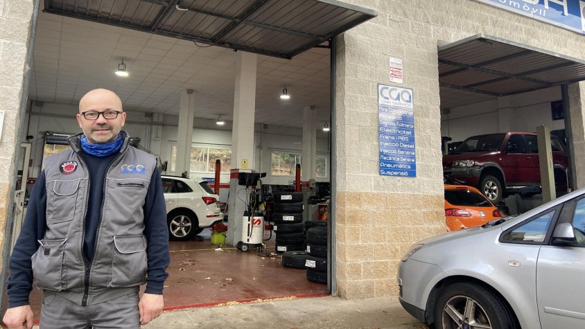 El Garatge JCA està ubicat a l'avinguda Pau Casals de la Jonquera