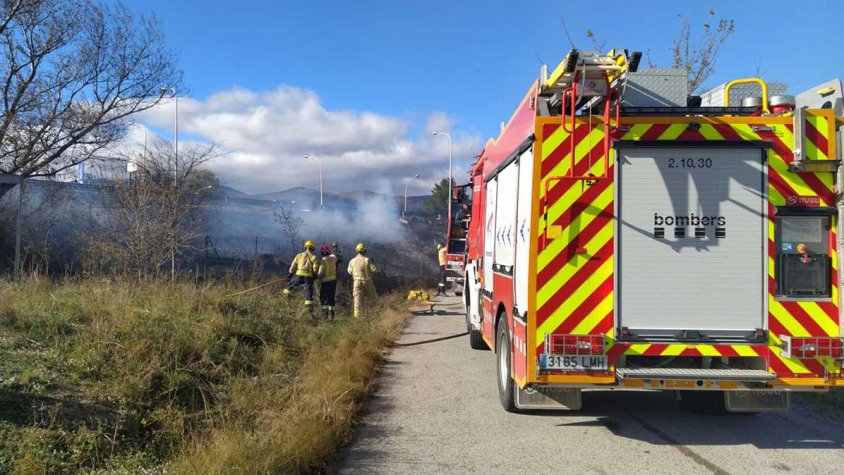 Controlat un petit incendi a la carretera d'accés a la Porta Catalana