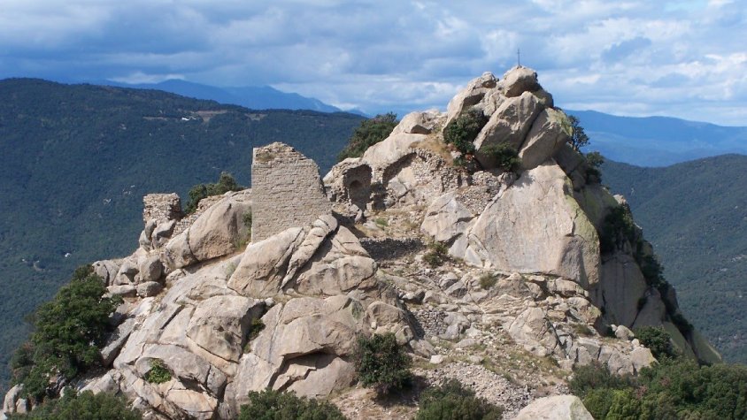 Castell de Rocaberti a primer terme i al fons la muntanya de Sant Julià