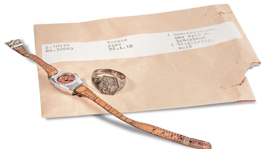 La família ha decidit cedir el rellotge i l'anell al MUME
