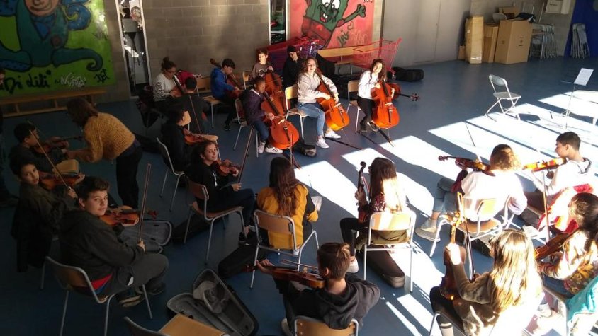 Els alumnes de 2n continuaran practicant amb els instruments de corda que van aprendre a tocar el curs passat