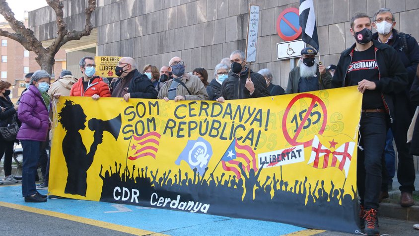 Desenes de persones, concentrades a davant dels jutjats de Figueres
