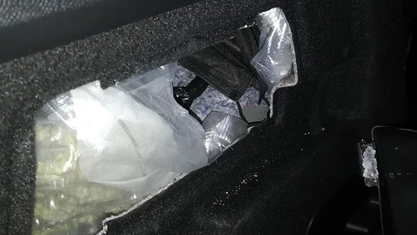 La droga estava amagada a darrere d'unes tapes (cliqueu per ampliar)