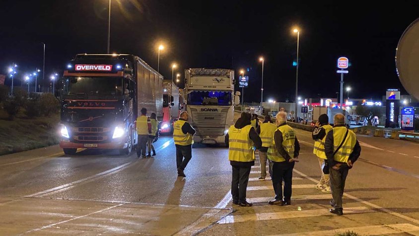 Piquets informatius a la rotonda de Can Quartos
