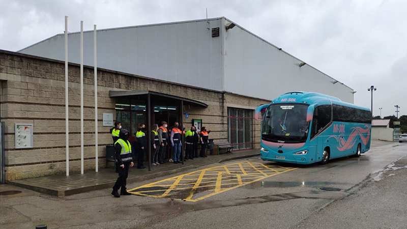 Els divendres grups de refugiats dormen al pavelló de la Jonquera
