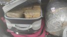 Portava 34,5 kg d'haixix amagats en dues maletes