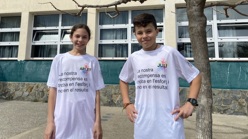 L'escola els ha dissenyat una samarreta per a l'ocasió