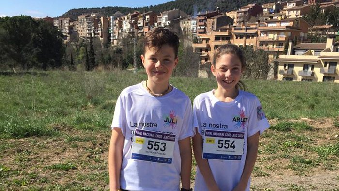 En Juli i l'Arlet van portar una samarreta que els havia dissenyat l'escola per a l'ocasió