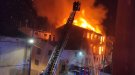 Espectacular foc en un immoble del centre històric aquesta mitjanit