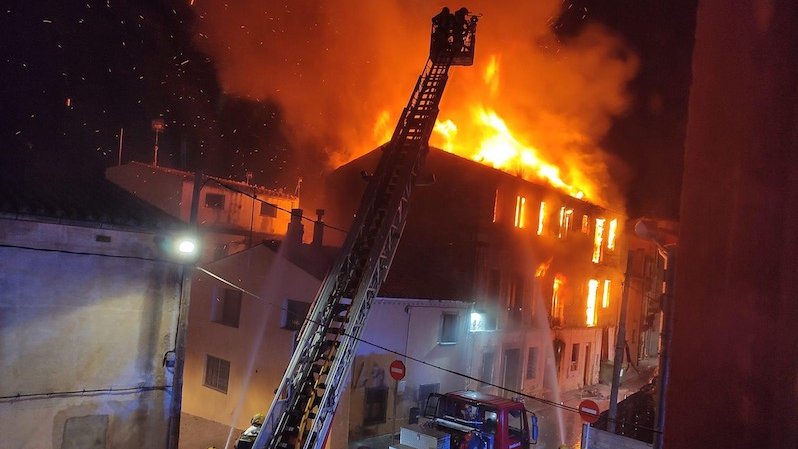 L'origen del foc podria ser el sobrecarregament d'un patinet elèctric (cliqueu per ampliar)