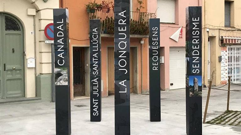 Les estructures, a davant del dispensari