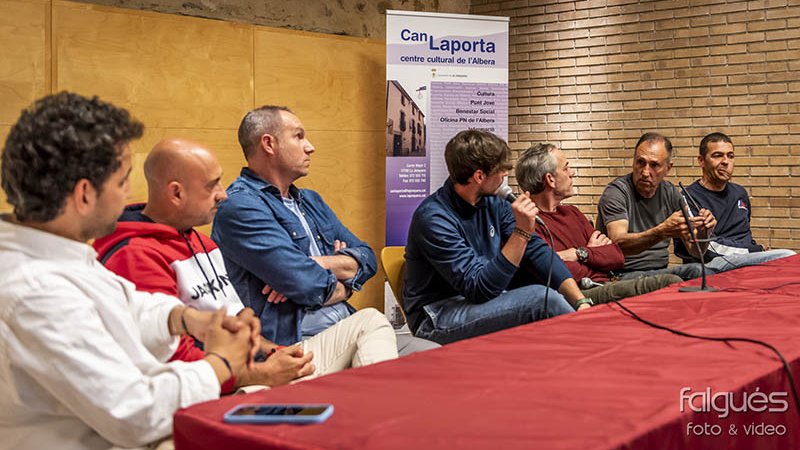 El debat es va fer als Porxos de Can Laporta
