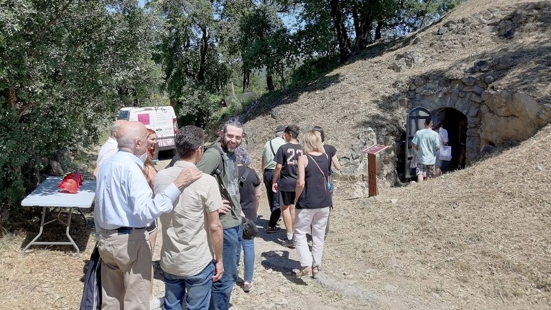 La inauguració, amb propietaris, veïns i polítics