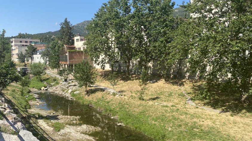 Riu Llobregat d'Empordà al seu pas pel nucli urbà de la JOnquera el 31 de maig d'enguany