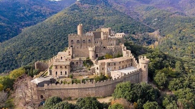 El castell forma part del terme municipal de la Jonquera