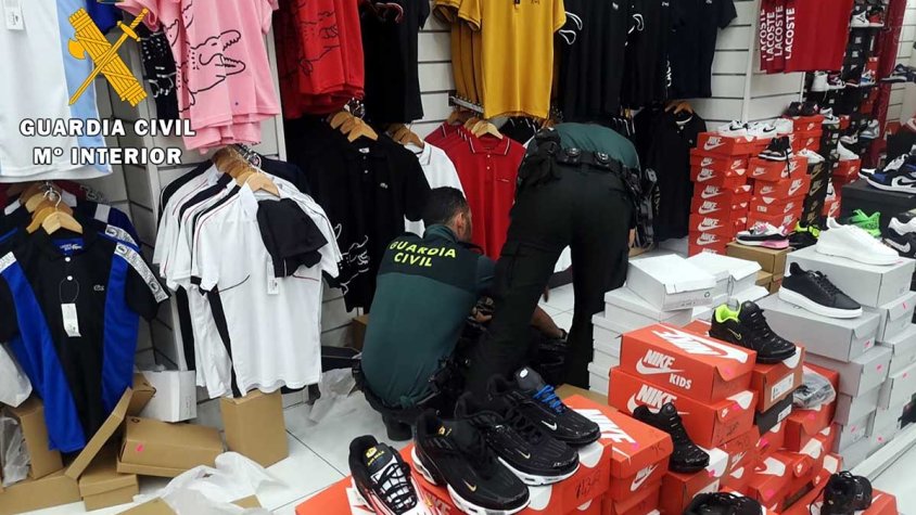 Intervingudes més de 2.900 falsificacions de marques de luxe en una botiga d'el Portús.