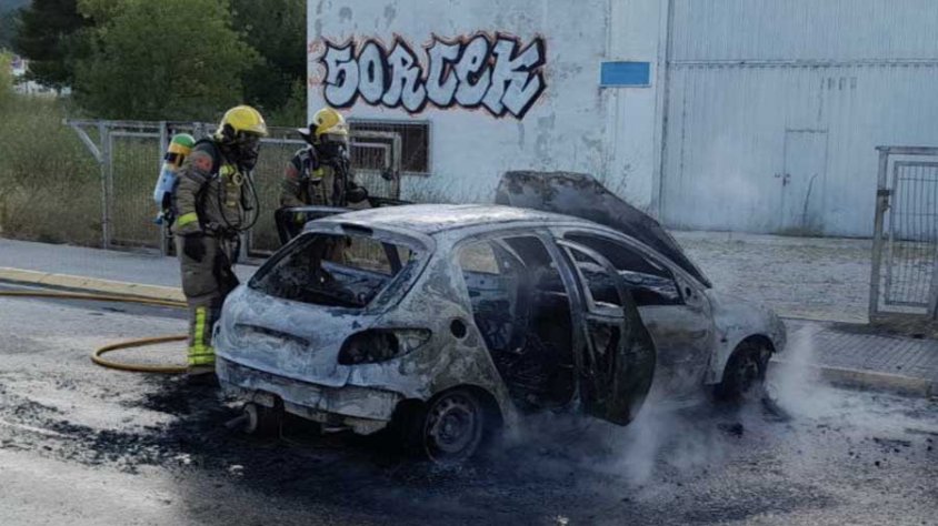Vídeo. Incendi d'un vehicle al carrer Canigó de la Jonquera