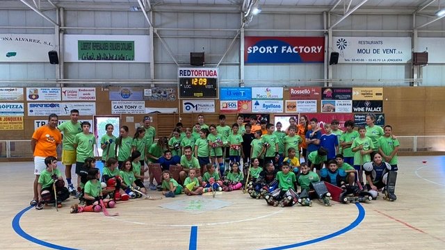 Els participants del campus amb el porter del Barça, Sergi Fernandez