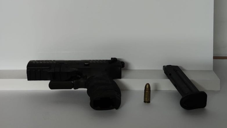 Imatge de l'arma que un dels nois duia a sobre