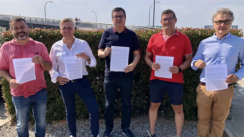 Representants de l'agrupació amb el text que entraran als plens