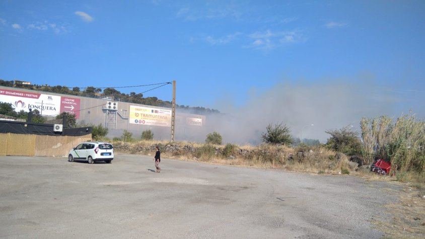 Les flames han fregat zones urbanitzades