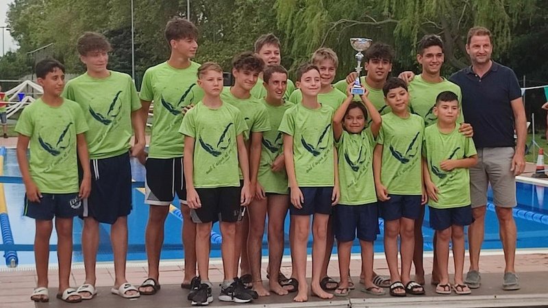L'equip, amb la copa que els dona la victòria