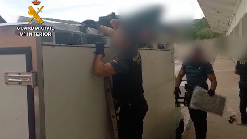 Els agents inspeccionant el doble fons