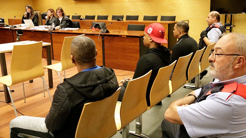 Els acusats, durant la primera jornada del judici