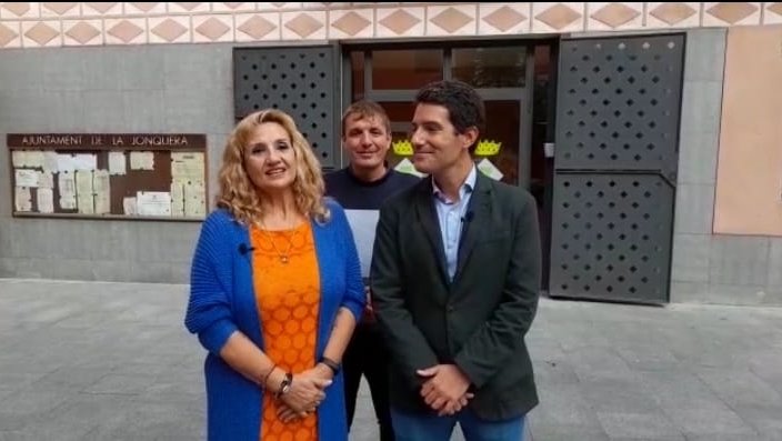 La presentació s'ha fet aquest migdia a davant de l'Ajuntament