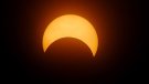 Ofereixen ulleres especials per mirar l'eclipsi de sol d'avui des de Can Laporta