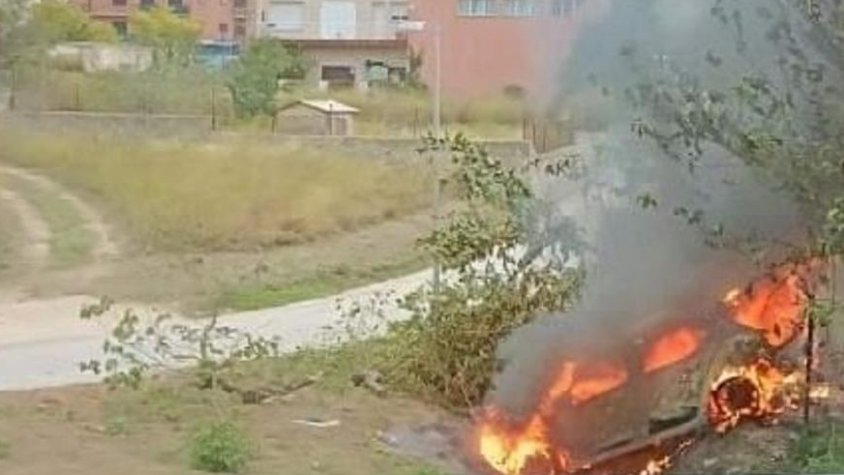 Els evadits haurien cremat un cotxe a l'aparcament de l'antic restaurant Ca l'Artigas