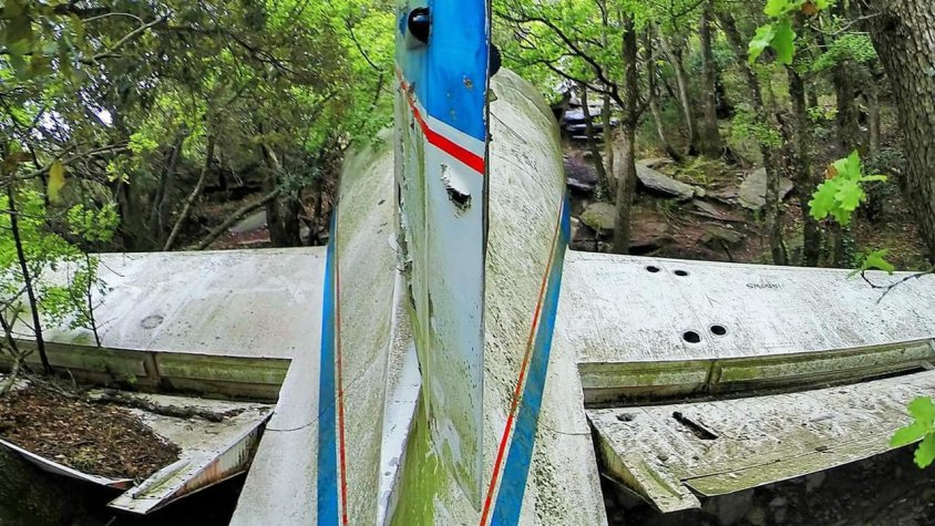 La carcassa de l'avió, a sobre de Requesens