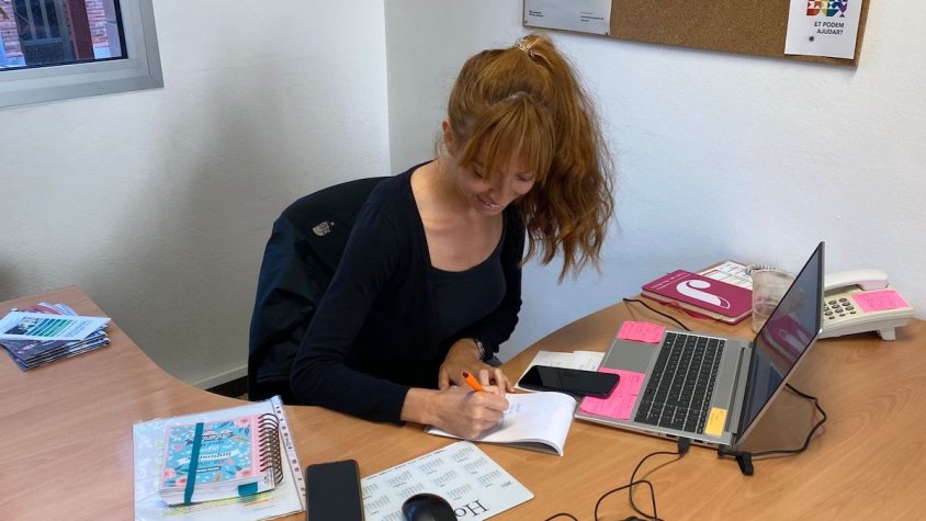 També s'hi pot contactar telefònicament