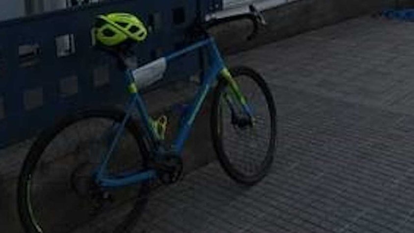 El vehicle sostret, a la comissaria jonquerenca (cliqueu per ampliar)