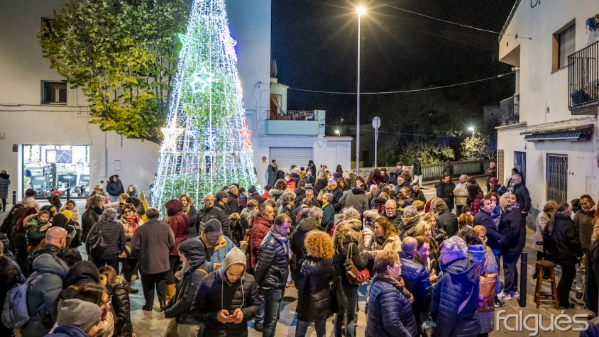 Acte d'encesa dels llums a la plaça Àries Comellas