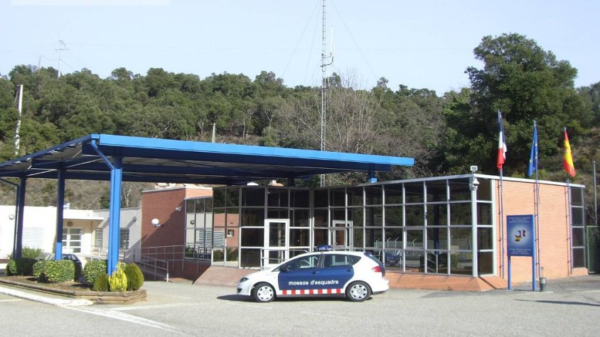 El centre està ubicat just a la frontera, ja en territori francès