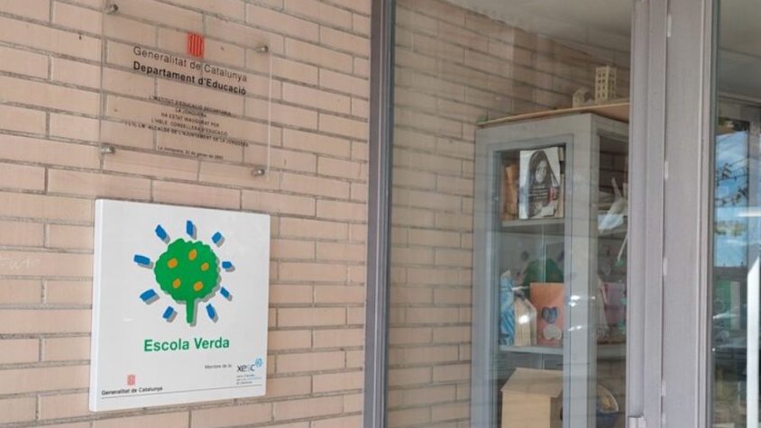 El distintiu específic ja llueix a les portes del centre