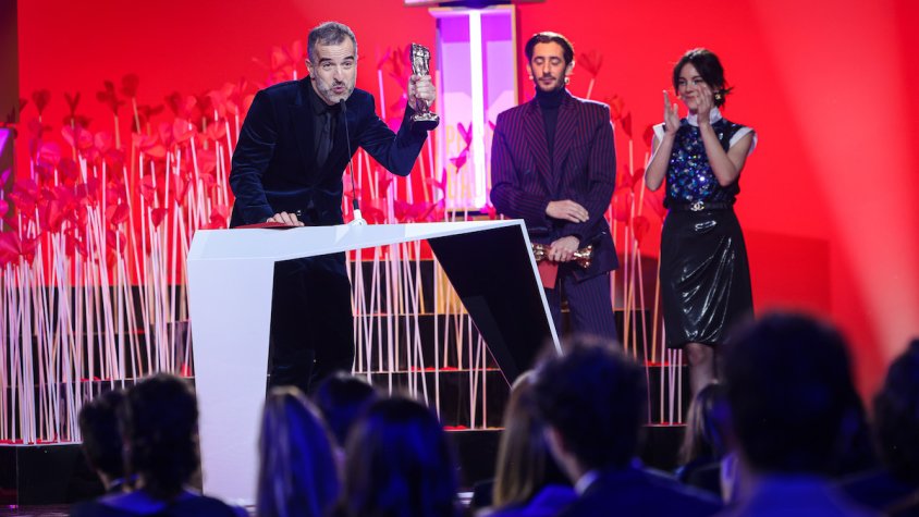 Mikel Gurrea, ahir a la nit, recollint el primer premi Gaudí a la millor direcció novella