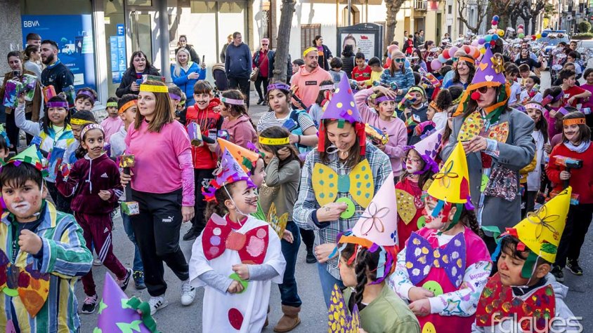 Els alumnes de tots els cursos van lluir disfresses per diversos carrers