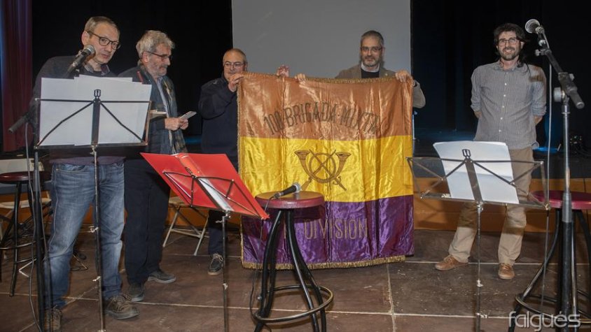 Abans de l'actuació el MUME va rebre una bandera original de l'Exèrcit Popular de la República