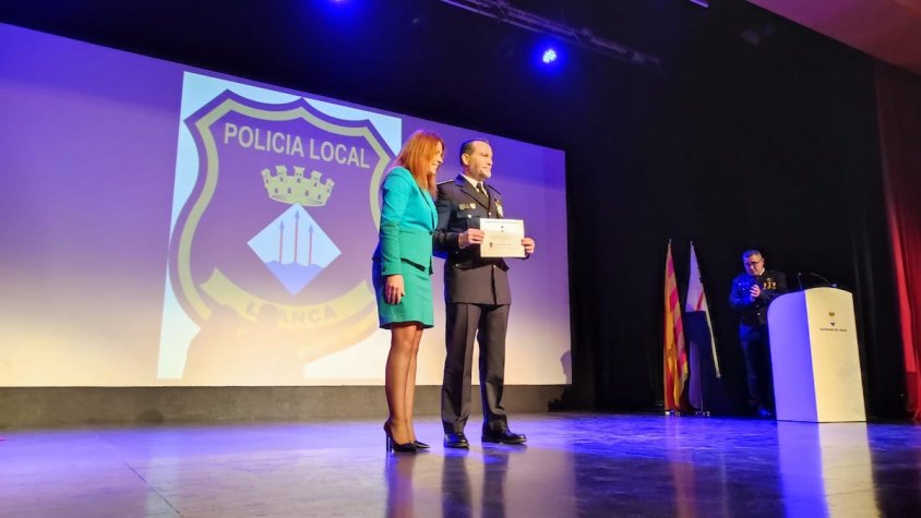 L'alcaldessa de Llançà, Núria Escarpanter, amb Alonso Caballero