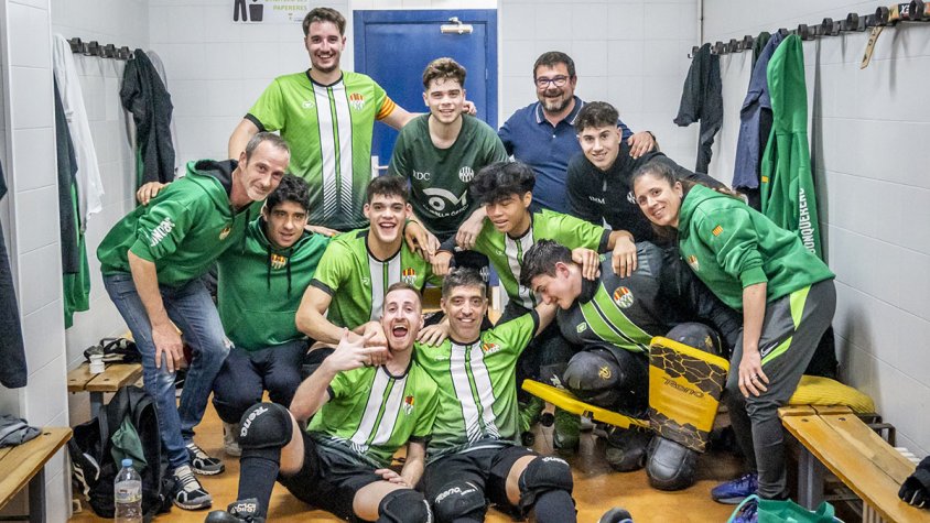 L'equip, al final del partit, celebrant la victòria