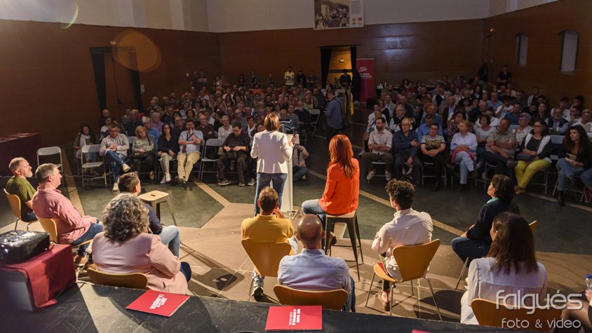 Els candidats es van expressar davant de desenes de persones