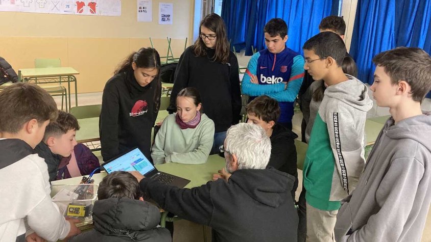 El grup, treballant en el projecte